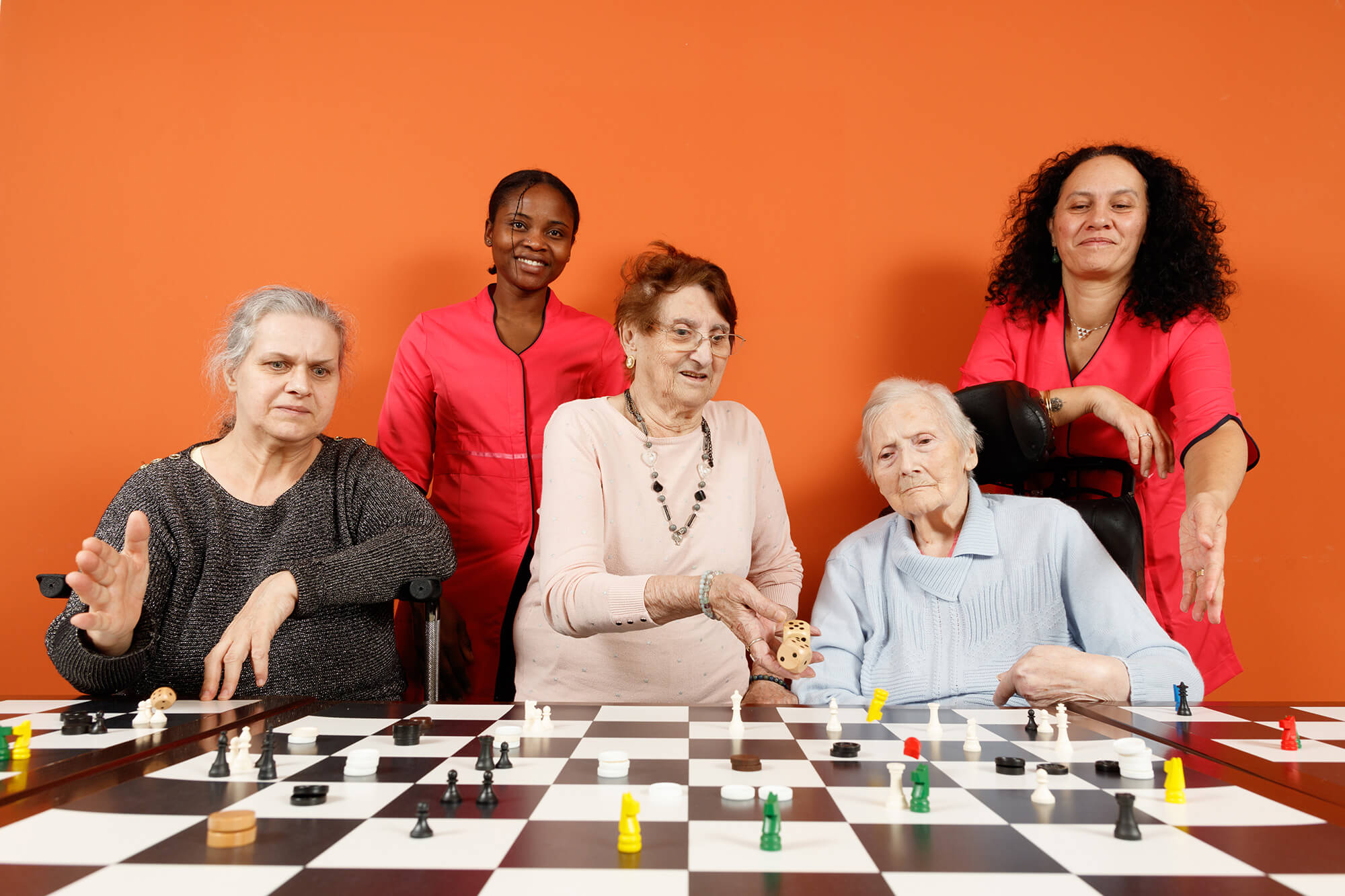 Résidentes et aides-soignantes à la résidence Les Jardins de Provence Six-Fours