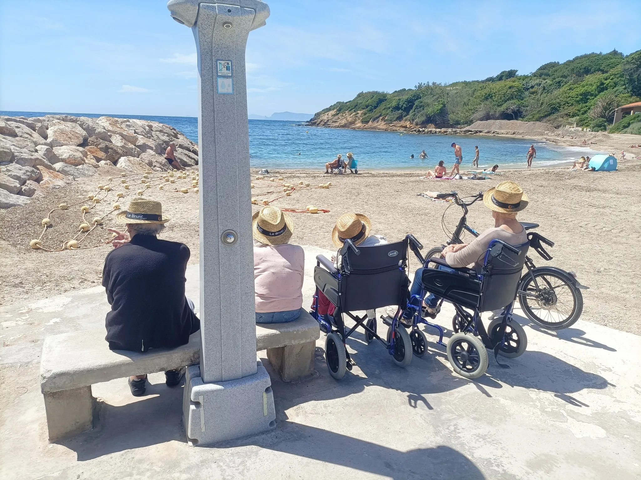 Résidents des Jardins de Provence en sortie à la plage à Six-Fours-les-Plages